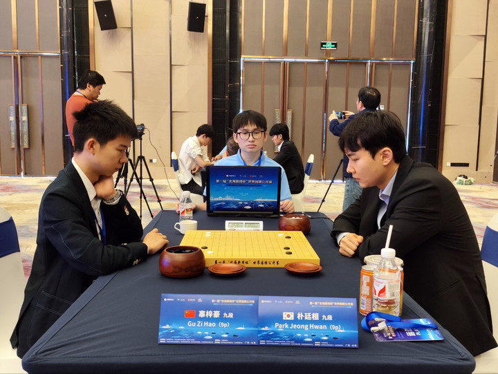 구쯔하오 9단과 일전을 치르고 있는 박정환 9단(오른쪽).(사진 한국기원 제공)