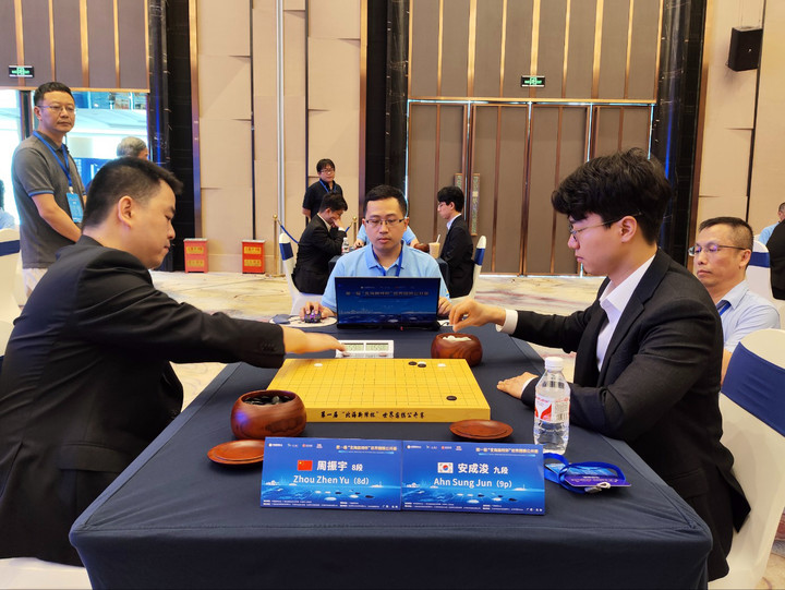 안성준 9단(오른쪽)이 아마추어 선수인 저우전위와 승부를 벌이고 있다. 저우전위는 프로에서 아마추어로 전향한 선수로, 64강전에서 한때 일본의 1인자였던 이야마 유타 9단을 꺾은 ‘은둔’ 강자다.(사진 한국기원 제공)