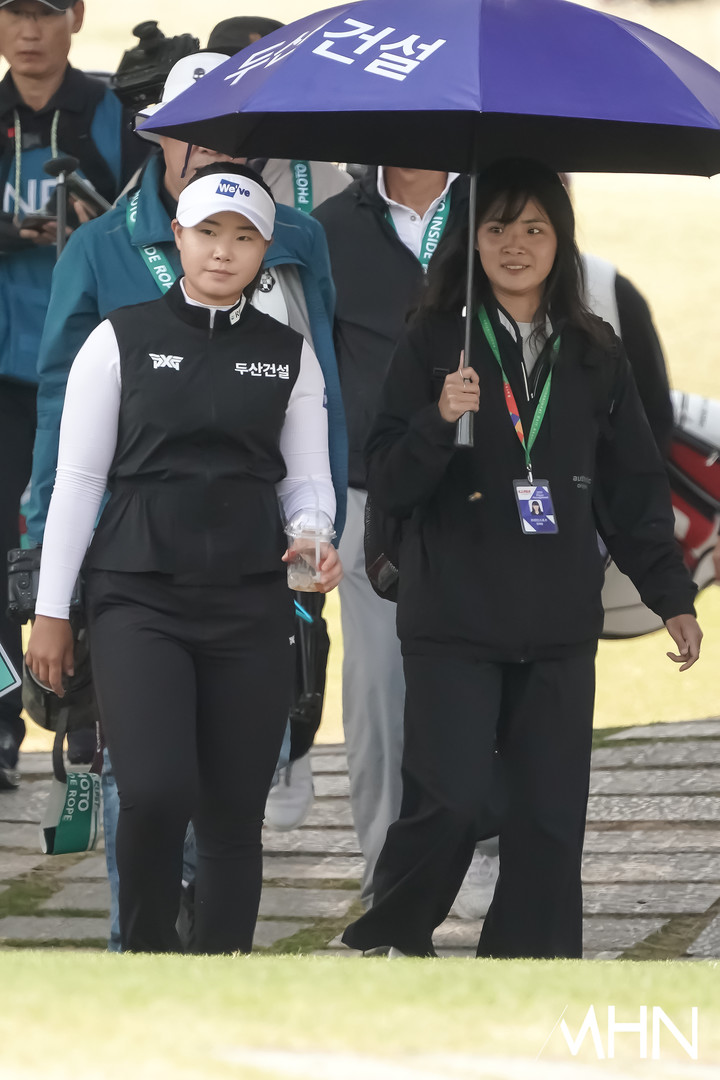 티잉 그라운드로 이동 < 포토뉴스 < 골프 < 스포츠 < 기사본문 - MHN / 엠에이치앤 [mhn포토] 임희정, 티잉 그라운드로 이동 - MHN / 엠에이치앤