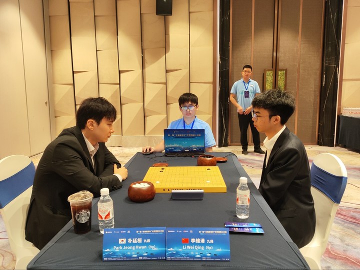 반상을 마주하고 있는 박정환 9단(왼쪽)과 리웨이칭 9단.(사진 한국기원 제공)