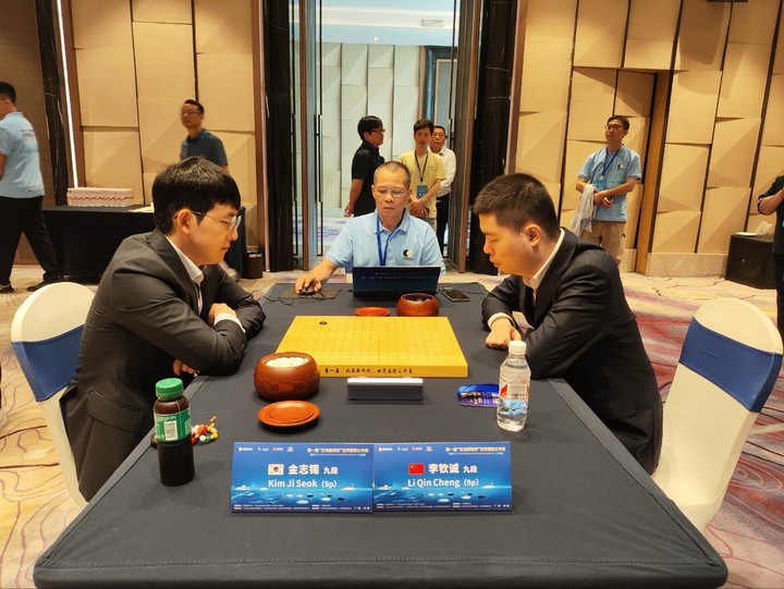 대국을 벌이고 있는 김지석 9단(왼쪽)과 리친청 9단.(사진 한국기원 제공)