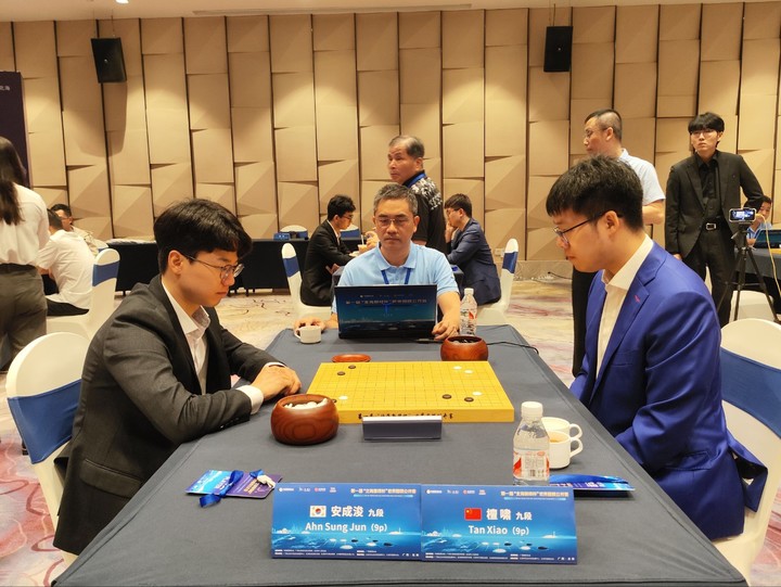8강 진출을 다투고 있는 안성준 9단(왼쪽)과 탄샤오 9단.(사진 한국기원 제공)