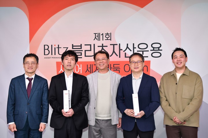 양재호 사무총장, 이창호 9단, 김성만 회장, 유창혁 9단, 김태규 대표(왼쪽부터) 등이 시상식 후 기념사진을 찍고 있다.(사진 한국기원 제공)