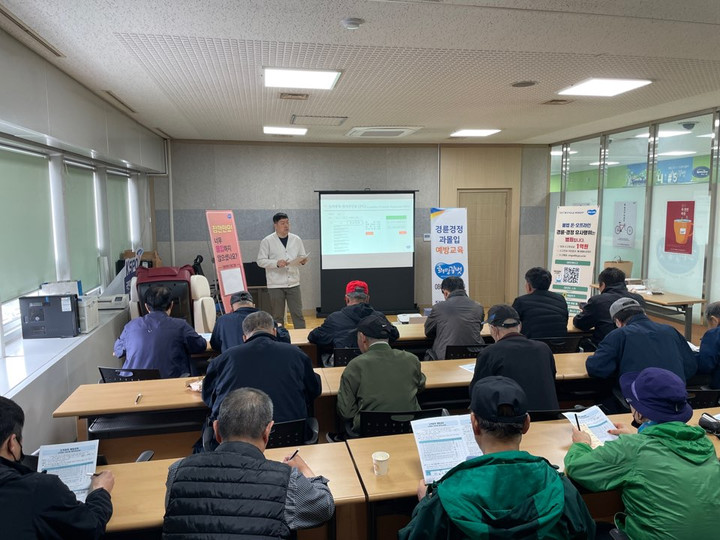 경륜경정총괄본부 희망길벗 관계자가 과몰입 예방 교육을 하고 있다.(사진 국민체육진흥공단 제공)