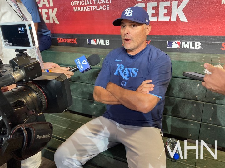 (캐빈 캐시 탬파베이 감독이 24일(한국시간) 경기를 앞두고 미국 애리조나주 피닉스에 위치한 체이스필드 원정팀 더그아웃에서 MHN 포함 미국현지 취재진들과 인터뷰를 하고 있다)