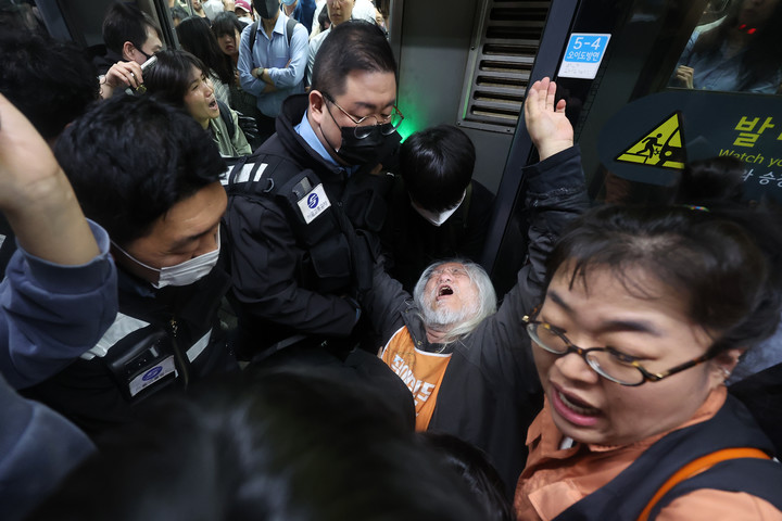 박경석 전국장애인차별철폐연대(전장연) 대표가 지난 21일 서울 지하철 4호선 혜화역에서 제62차 '출근길 지하철 탑니다' 시위를 벌이던 중 이를 저지하던 서울교통공사 관계자와 충돌하며 넘어졌다.