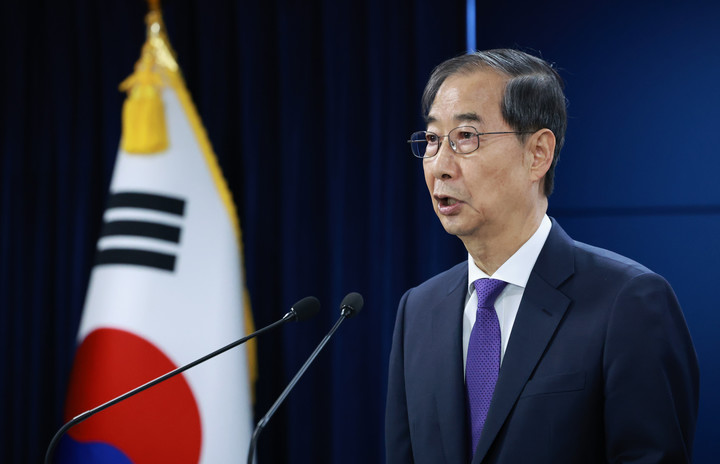 Acting President and Prime Minister Han Duck-soo delivers a national address at the Government Complex Seoul on May 1, 2025.