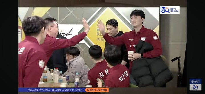 우승을 확정 지은 영림프라임창호 선수들이 손을 마주치며 기뻐하고 있다.(사진 바둑TV 캡처)