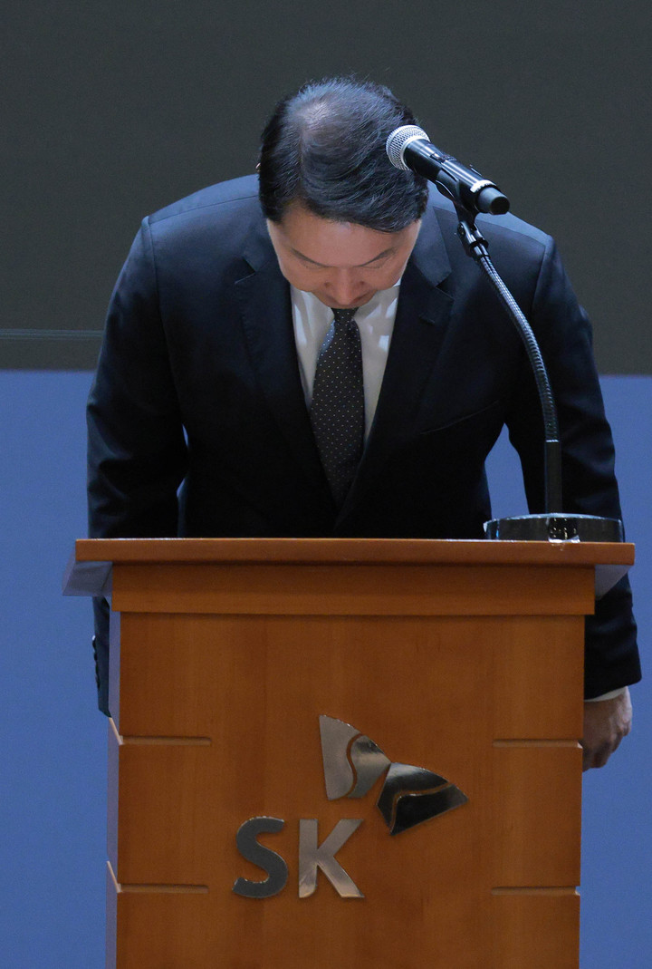 SK Group Chairman Chey Tae-won issued a public apology at a daily briefing held on May 7 at the SKT Tower in Jung-gu, Seoul, in response to a recent data breach involving SK Telecom. Chey bowed his head in apology for the hacking incident that compromised subscriber information, acknowledging the company’s responsibility in the matter.