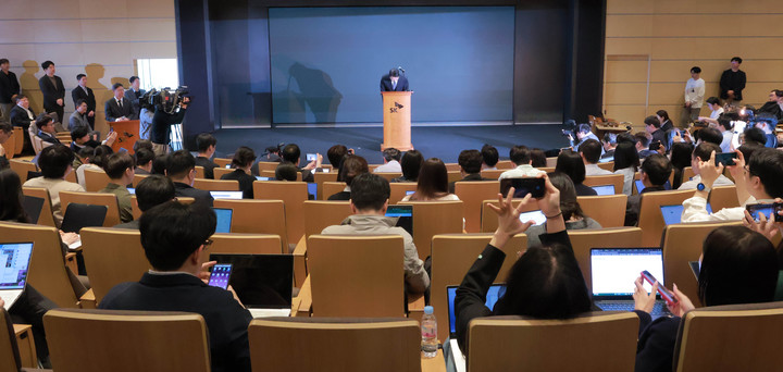 SK Group Chairman Chey Tae-won issued a public apology at a daily briefing held on May 7 at the SKT Tower in Jung-gu, Seoul, in response to a recent data breach involving SK Telecom. Chey bowed his head in apology for the hacking incident that compromised subscriber information, acknowledging the company’s responsibility in the matter.