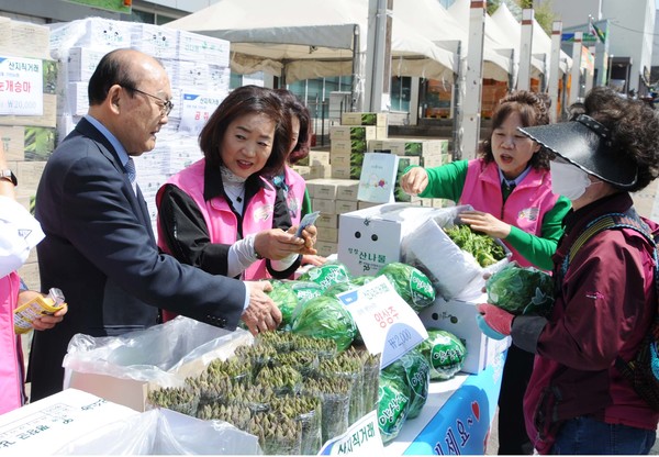 서남부 농협 박준식 조합장(왼쪽 첫번째) 이 봄나물을 점검하고 있다. 