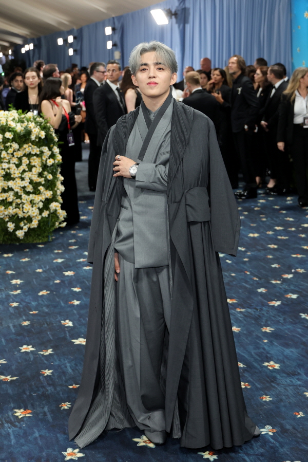 S.Coups has caught the attention of the fashion world this time. His clothes are great.