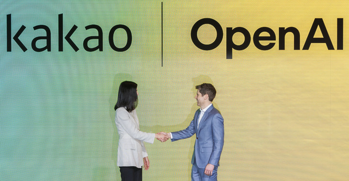 악수하는 정신아 카카오 대표와 오픈AI 샘 올트먼 CEO