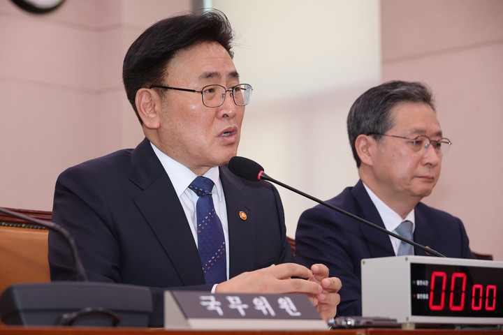 SKT 유심 해킹 사태 대책 관련 질의에 답하는 유상임 장관 서울 여의도 국회에서 열린 법제사법위원회 전체회의에서 유상임 과학기술정보통신부 장관이 SKT 유심 해킹 사태 대책 관련 정청래 위원장의 질의에 답하고 있다. 2025.4.30