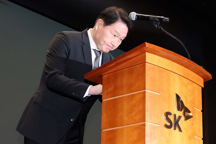 최태원 SK그룹 회장이 서울 중구 SKT타워에서 열린 유심 정보 유출 관련 일일 브리핑에 참석, SK텔레콤에서 일어난 해킹 피해에 대해 대국민 사과를 한 뒤 인사하고 있다. 2025.5.7