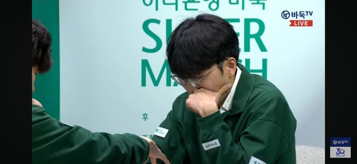 이지현 9단과의 하나은행 바둑 슈퍼매치 8강전에서 승리한 신진서 9단.(사진 바둑TV 캡처)