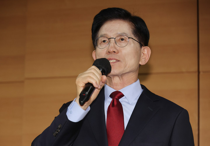 국민의힘 김문수 대선 후보가 14일 경남 창원시 두산에너빌리티를 방문해 인사말을 하고 있다. 2025.5.14