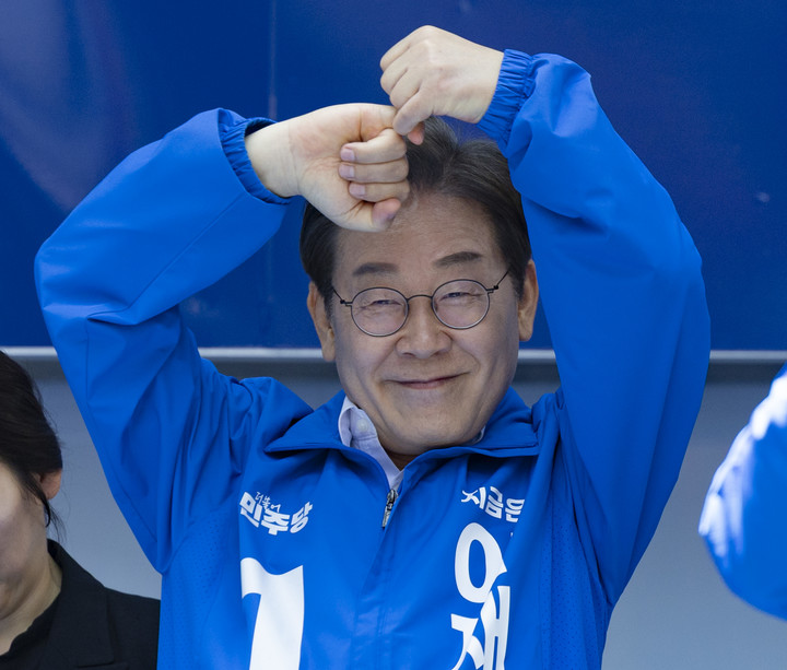 더불어민주당 이재명 대선후보가 14일 부산 부산진구 서면에서 열린 유세에서 부산을 위한 공약을 말한 뒤 약속을 지키겠다는 새끼 손가락 걸기 포즈를 하고 있다. 2025.5.14