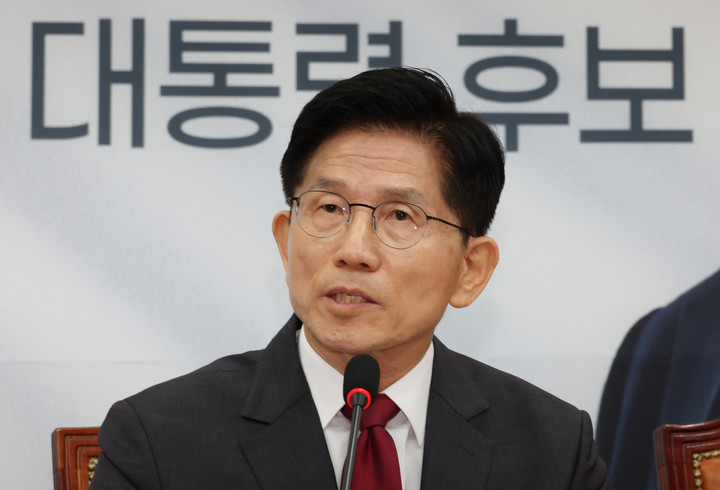 국민의힘 김문수 대선 후보가 15일 서울 여의도 국회에서 열린 중앙선거대책위원회 회의를 마친 후 긴급 기자회견을 하고 있다