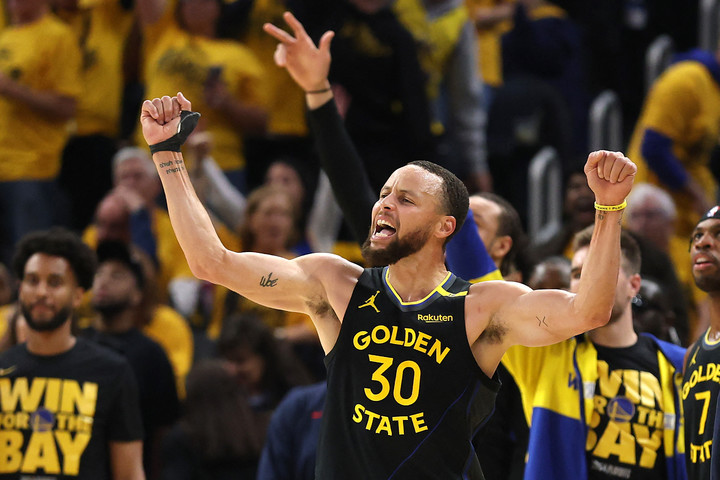 2025년 5월 2일(현지시간), 미국 캘리포니아 샌프란시스코 체이스 센터에서 열린 NBA 서부 콘퍼런스 1라운드 6차전 경기 2쿼터 도중, 골든스테이트 워리어스의 스테픈 커리(등번호 30번)가 팀 동료 지미 버틀러 3세(등번호 10번)의 득점에 환호하고 있다. 상대는 휴스턴 로키츠.