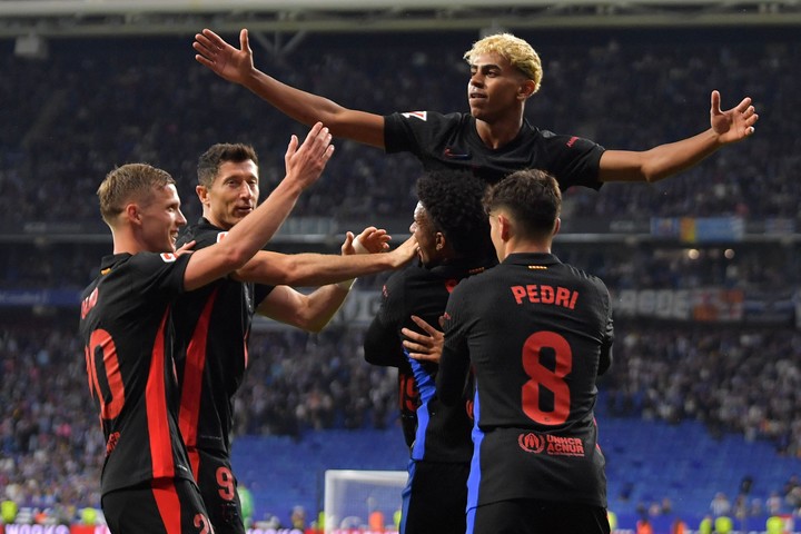 2025년 5월 15일(현지 시간), 스페인 코르네야 엘 프라트의 RCDE 스타디움에서 열린 스페인 라리가 경기에서 바르셀로나의 공격수 라민 야말(등번호 19번)이 팀의 첫 번째 골을 넣은 뒤 세리머니를 하고 있다.