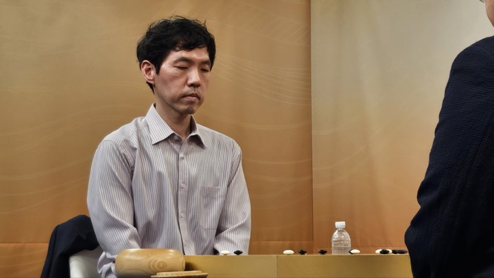 반상을 내려다보며 다음 착점을 생각 중인 이창호 9단.(사진 K바둑 제공)