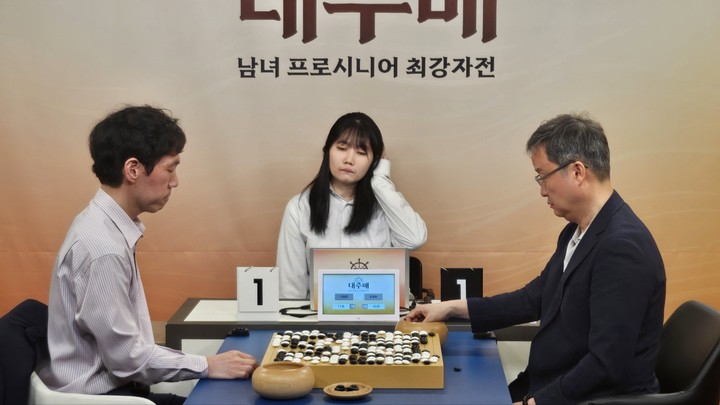 유창혁 9단(오른쪽)과 이창호 9단이 대국이 끝난 후 승부 과정을 복기하고 있다.(사진 K바둑 제공)