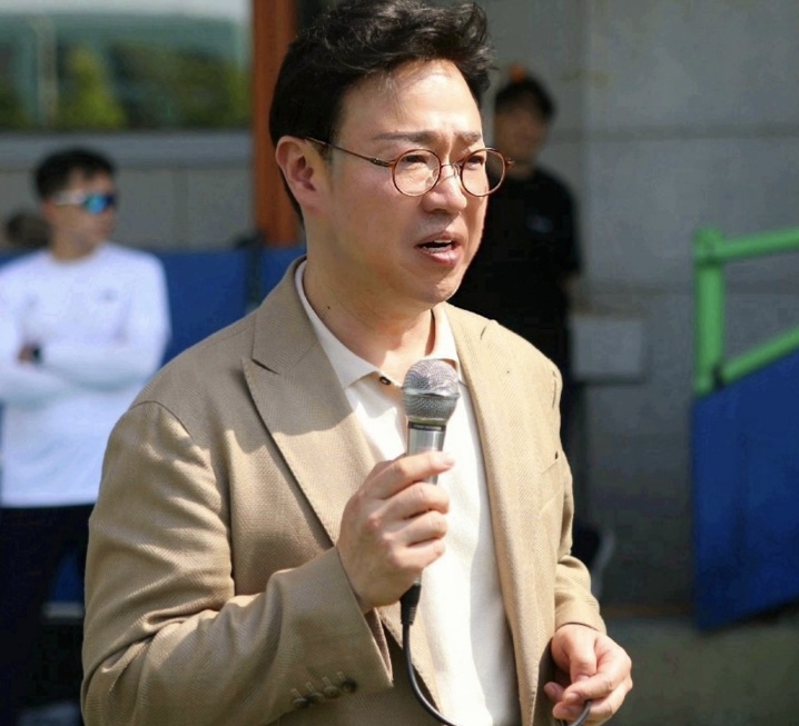 대회 개회사를 낭독하는 이진규 하키협회장