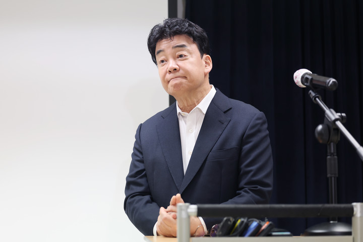 백종원 더본코리아 대표가 지난 3월 28일 서울 서초구 스페이스쉐어 강남역센터에서 열린 첫 정기 주주총회를 마친 뒤 언론 앞에서 입장 표명 및 질의 응답 시간을 갖고 있다.