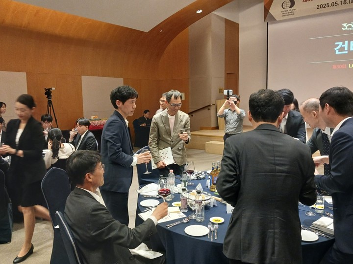 ‘신산’ 이창호 9단이 건배를 제창하고 있다.(사진 MHN 엄민용 선임기자)