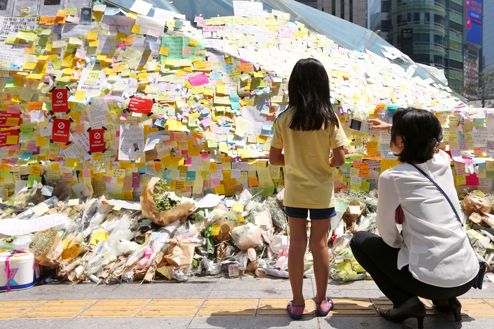사건이 발생한 2016년 당시, 시민들이 서울 강남역 10번 출구 앞에서 피해자를 추모하고 있는 모습이다.