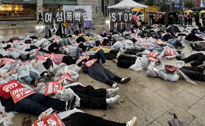 지난 17일, 강남역 살인사건 피해자 추모행동 참가자들이 다이인 퍼포먼스를 하는 모습이다.