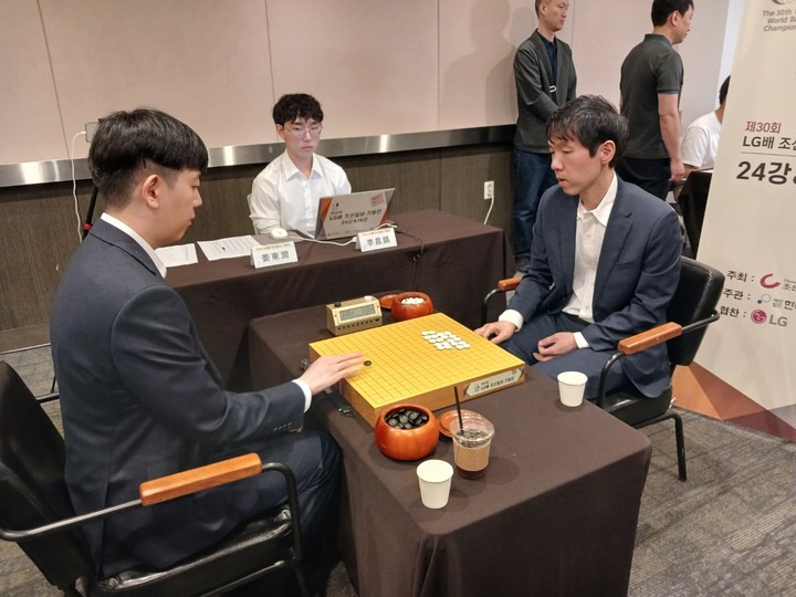 이창호 9단(오른쪽)과 강동윤 9단이 돌을 가리고 있다.(사진 MHN 엄민용 선임기자)