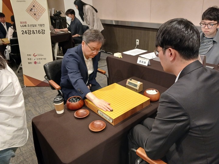 유창혁 9단이 반상에 첫 수를 두고 있다.(사진 MHN 엄민용 선임기자)