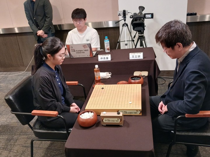 대회 최연소 참가자 스미레 4단(왼쪽)과 최고령 출전자 왕리청 9단이 반상을 마주하고 있다.(사진 MHN 엄민용 선임기자)