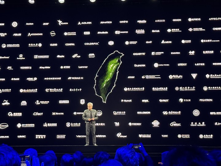 젠슨 황 엔비디아 최고경영자(CEO)가 19일 대만 타이베이 뮤직센터에서 열린 컴퓨텍스 2025 기조연설에서 대만 지도를 꺼내며 대만 업체와 협력 관계를 소개하고 있다. 2025.5.19