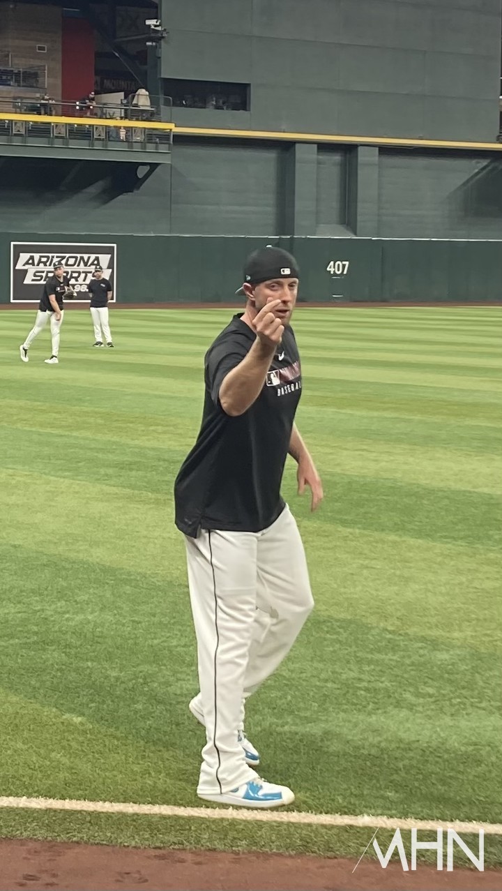 (켈리가 지난 주말 체이스필드에서 훈련을 하던 중 MHN 취재진에게 다가와 "한국 팬들을 위해서"라며 손가락 하트를 만들어 보여주고 있다)