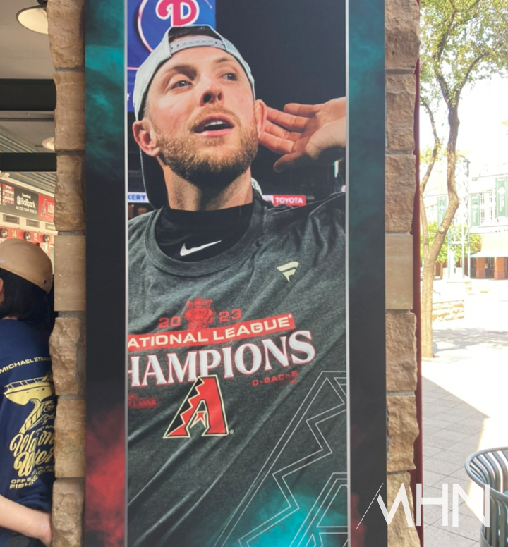 (애리조나 홈구장 '체이스필드' 외벽에 걸려있는 켈리 사진)