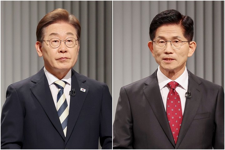 더불어민주당 이재명(왼쪽)·국민의힘 김문수 대선후보가 23일 서울 여의도 KBS 스튜디오에서 열린 제21대 대선 2차 후보자 토론회를 준비하고 있다.