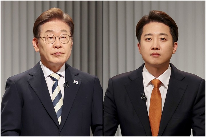 더불어민주당 이재명(왼쪽)·개혁신당 이준석 대선후보가 23일 서울 여의도 KBS 스튜디오에서 열린 제21대 대선 2차 후보자 토론회를 준비하고 있다.