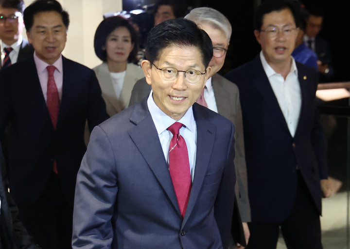 국민의힘 김문수 대선 후보가 23일 중구 더플라자호텔 서울에서 열린 2025년 제3회 국가와 민족을 위한 조찬기도회에 참석하고 있다.