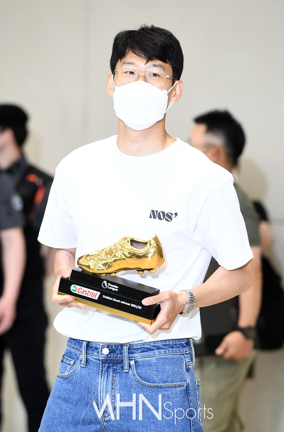 골든 부트를 들고 입국하는 21-22시즌 손흥민