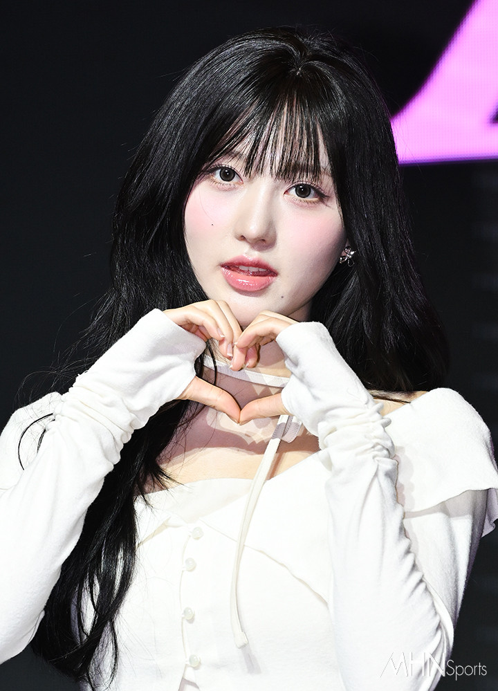 아이브 가을, 데뷔 후 첫 시구 도전… LG트윈스에 힘찬 응원 전한다 &lt; KBO &lt; 국내야구 &lt; 스포츠 &lt; 기사본문 - MHN /  엠에이치앤