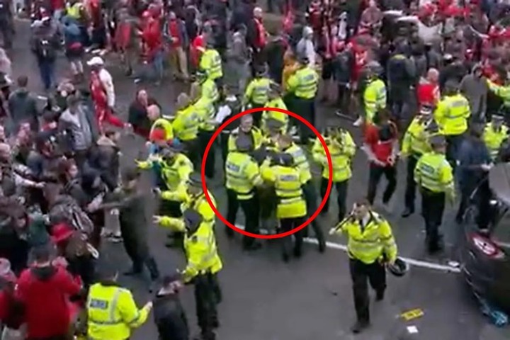 현장에서 용의자를 체포하는 경찰들