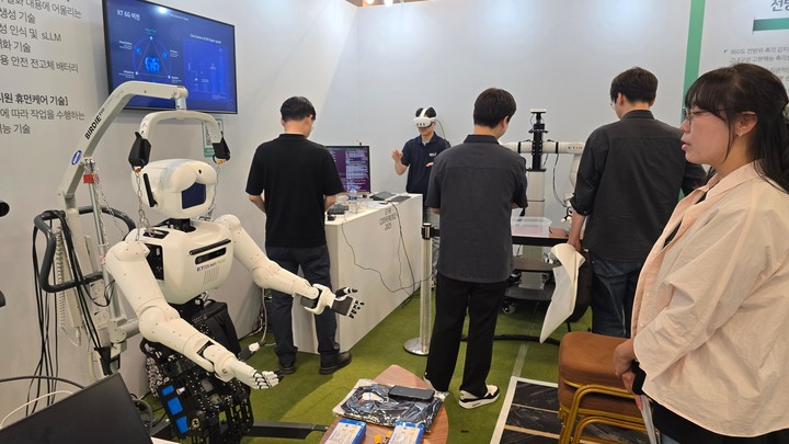 멀티모달 교감형 인공지능 로봇