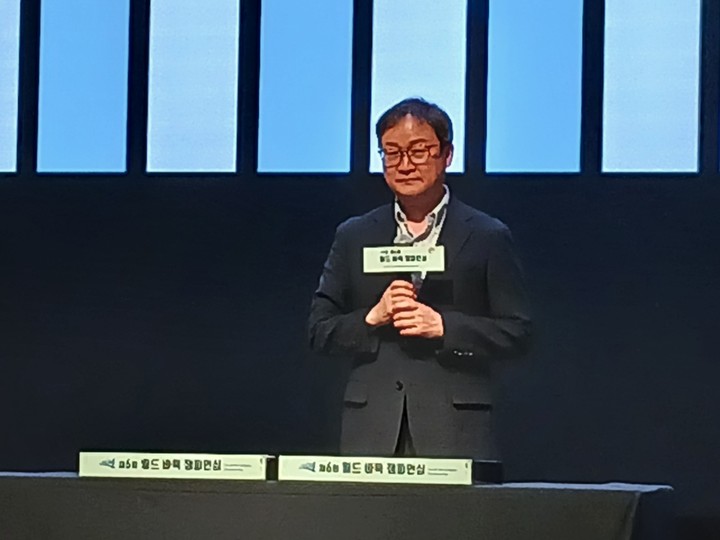 유창혁 9단이 대진 추첨 후 인터뷰를 하고 있다.(신안에서 MHN 엄민용 선임기자)