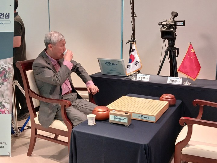 ‘바둑 황제’ 조훈현 9단이 일찌감치 대국장에 도착해 상대를 기다리고 있다.(신안에서 MHN 엄민용 선임기자)