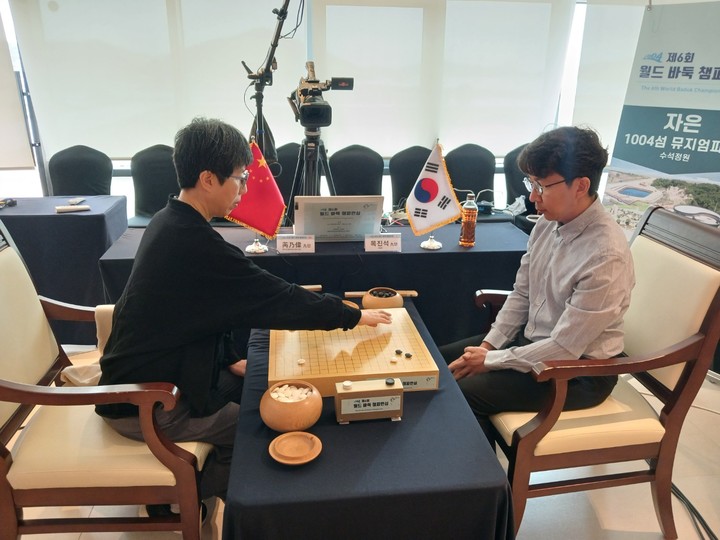 ‘바둑 여제’ 루이나이웨이 9단(왼쪽)과 ‘괴동’ 목진석 9단 간의 빅매치가 16강전으로 벌어졌다.(신안에서 MHN 엄민용 선임기자)