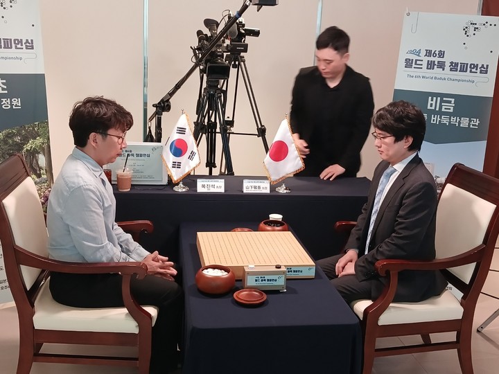 목진석 9단(왼쪽)과 야마시타 게이고 9단이 반상을 마주한 해 승부호흡을 고르고 있다.(신안에서 MHN 엄민용 선임기자)
