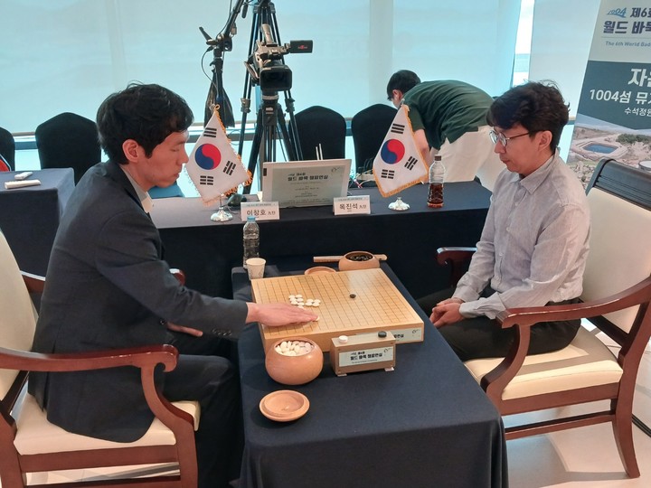목진석 9단(오른쪽)의 8강전 상대는 ‘신산’ 이창호 9단이었다. 둘이 돌을 가리고 있다.(신안에서 MHN 엄민용 선임기자)